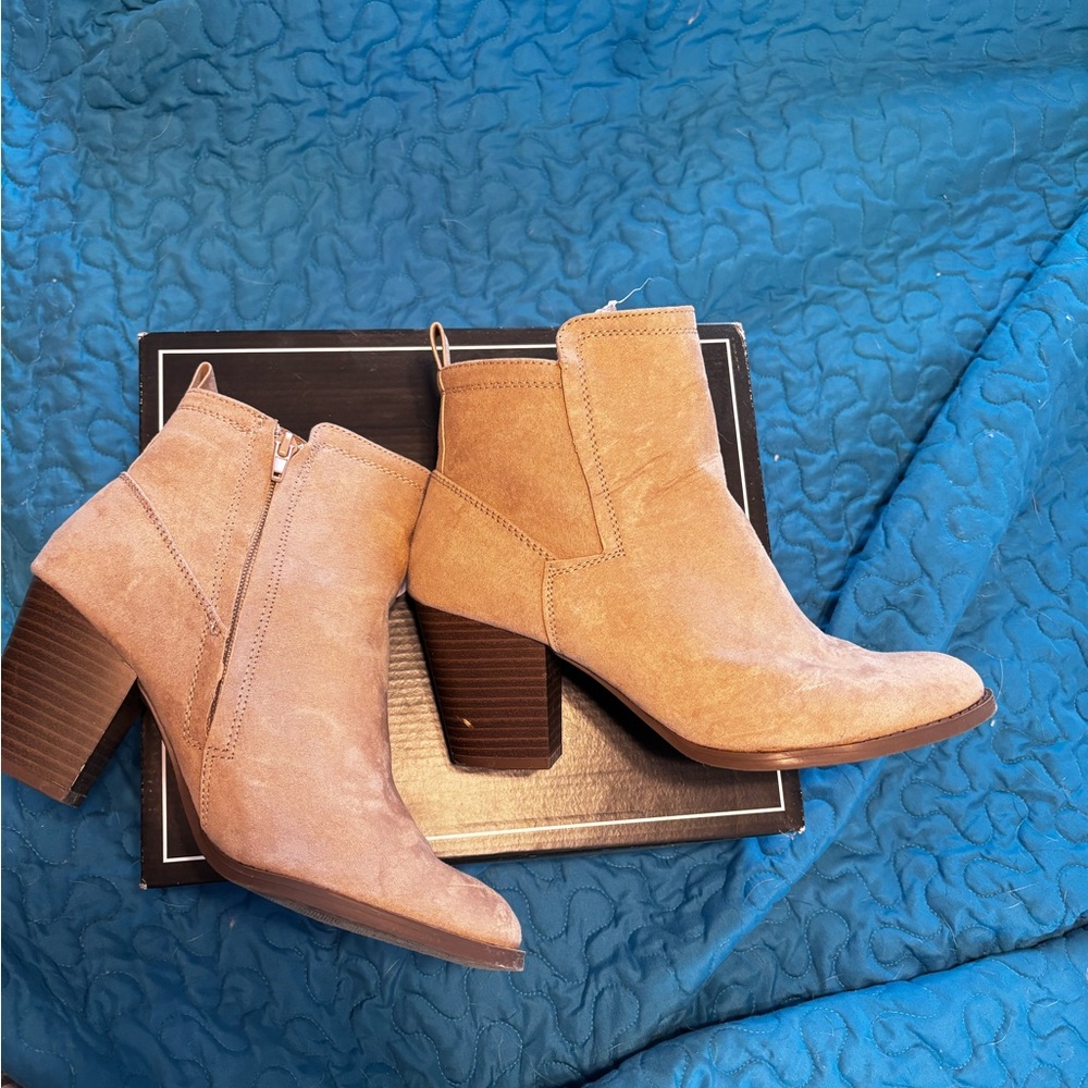 Great condition suede boots.
